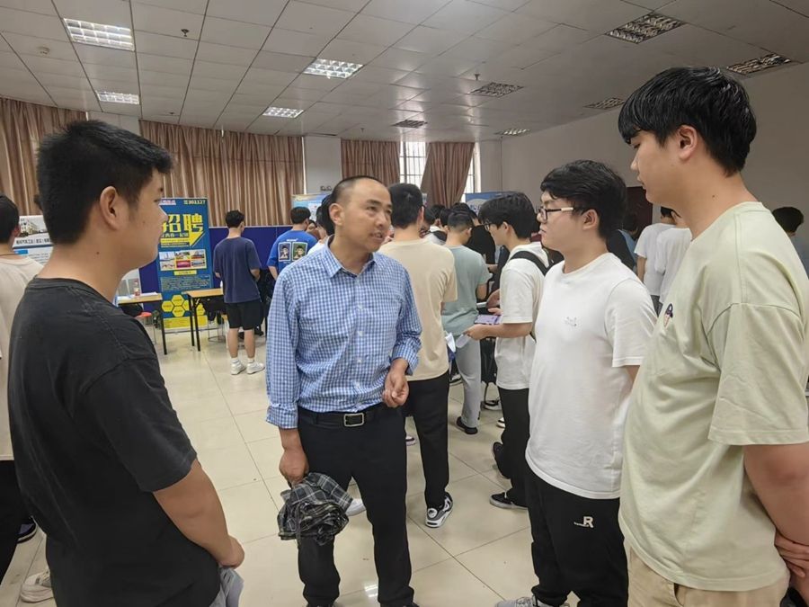 1717138767817141.jpg 信息機(jī)電學(xué)院舉行“生態(tài)引領(lǐng) 智創(chuàng)未來“2024年林業(yè)智造專業(yè)群專場招聘會(huì)照片(3).jpg