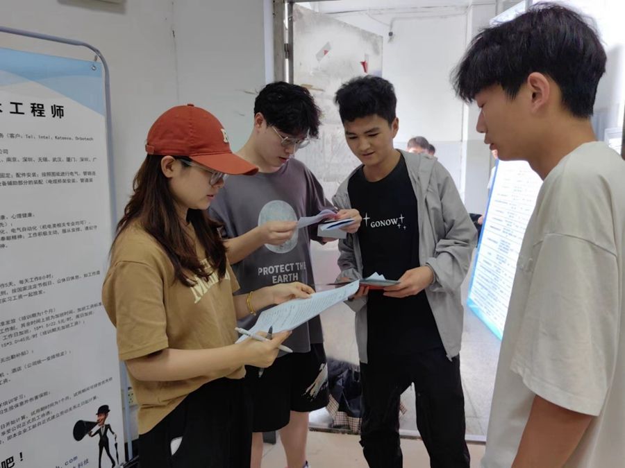 1717138772594322.jpg 信息機(jī)電學(xué)院舉行“生態(tài)引領(lǐng) 智創(chuàng)未來“2024年林業(yè)智造專業(yè)群專場招聘會(huì)照片(4).jpg