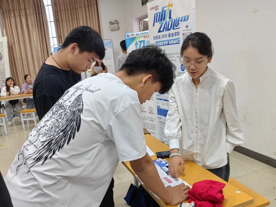 1717138800620621.jpg 信息機(jī)電學(xué)院舉行“生態(tài)引領(lǐng) 智創(chuàng)未來“2024年林業(yè)智造專業(yè)群專場招聘會(huì)照片(8).jpg